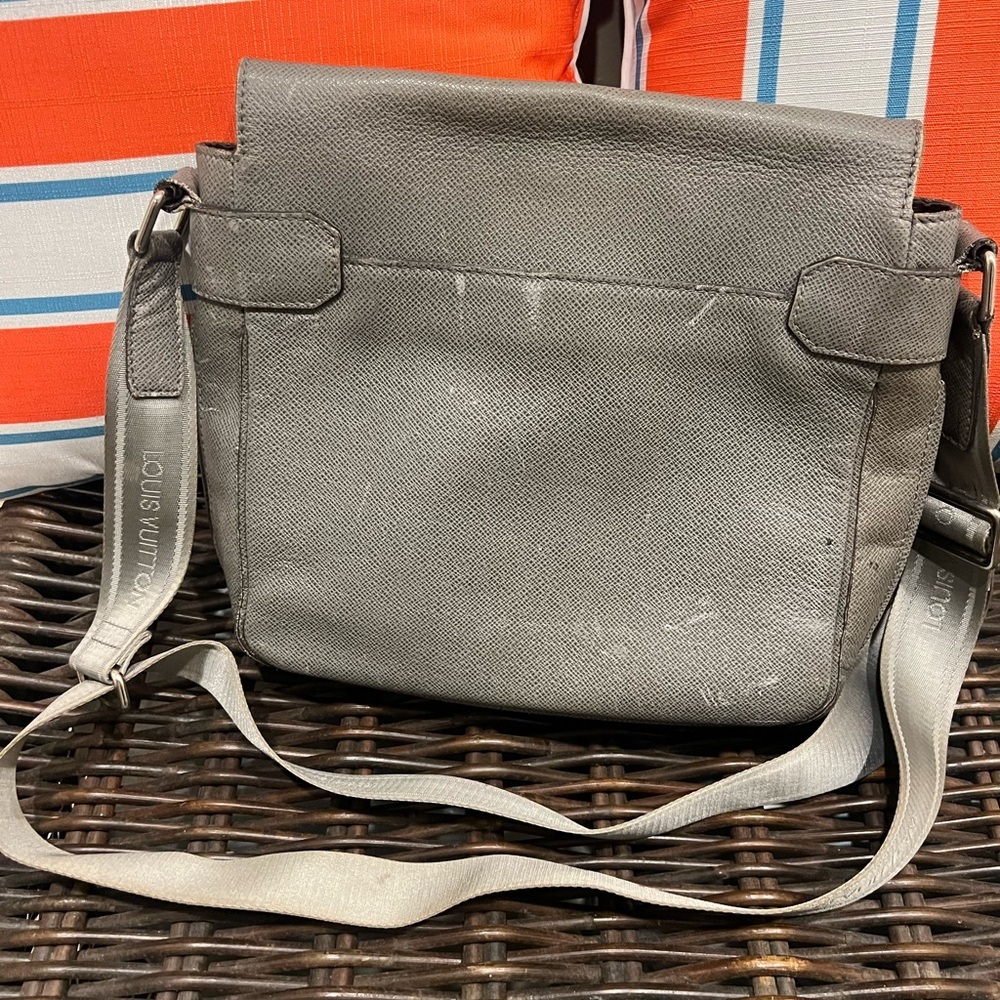 Louis Vuitton Taiga Milo Glacier Messenger Bag - Picture 5 of 16